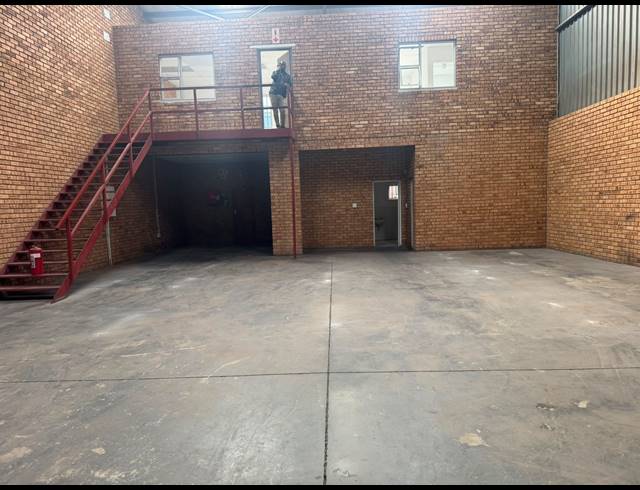 300M² WAREHOUSE TO LET IN CROWN